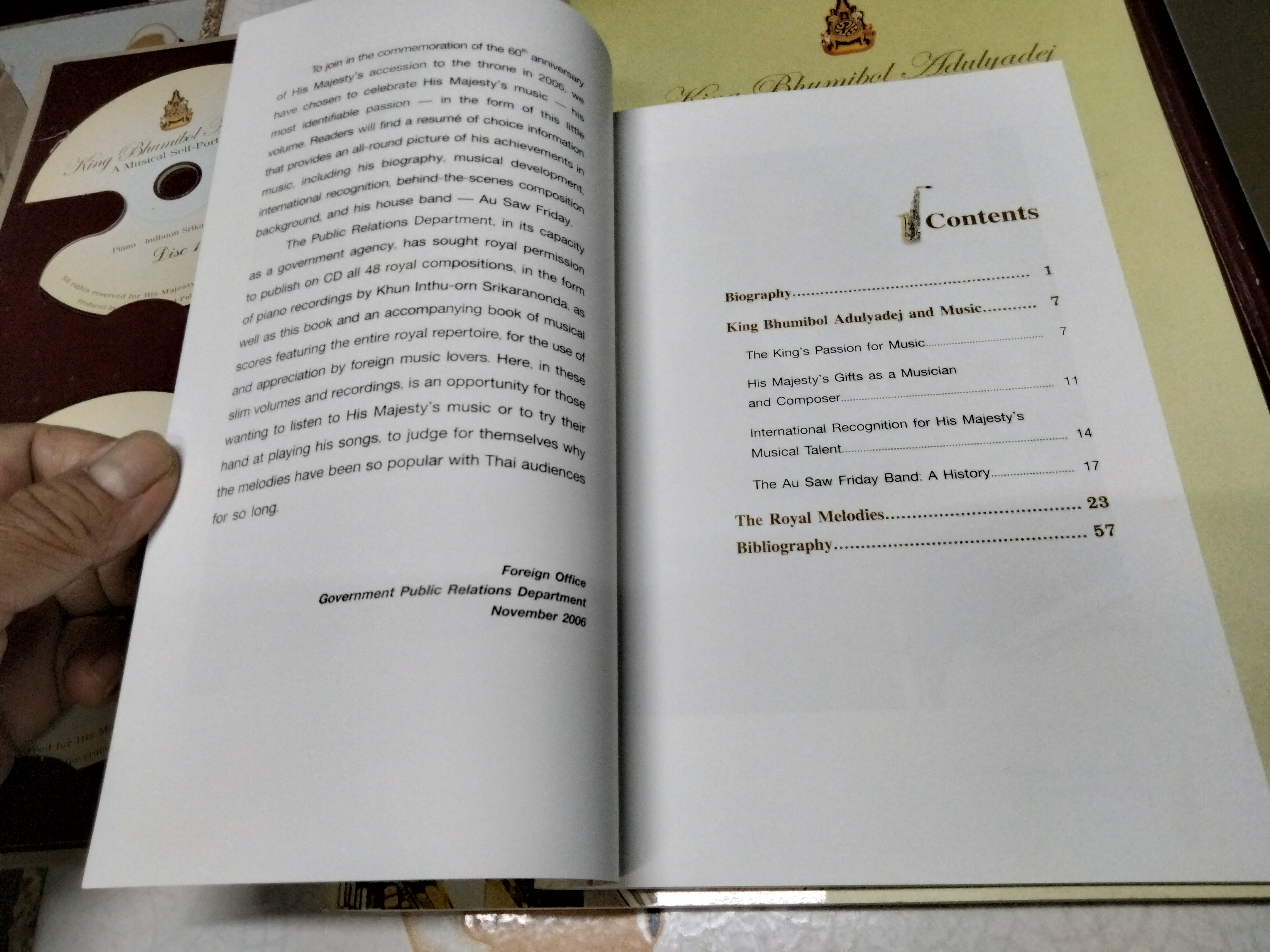 King Bhumibol Adulyadej : A Musical Self- Portrait , boxlet บทเพลงพระราชนิพนธ์พร้อมแผ่น CD 2 แผ่น + กล่อง ครบเซ็