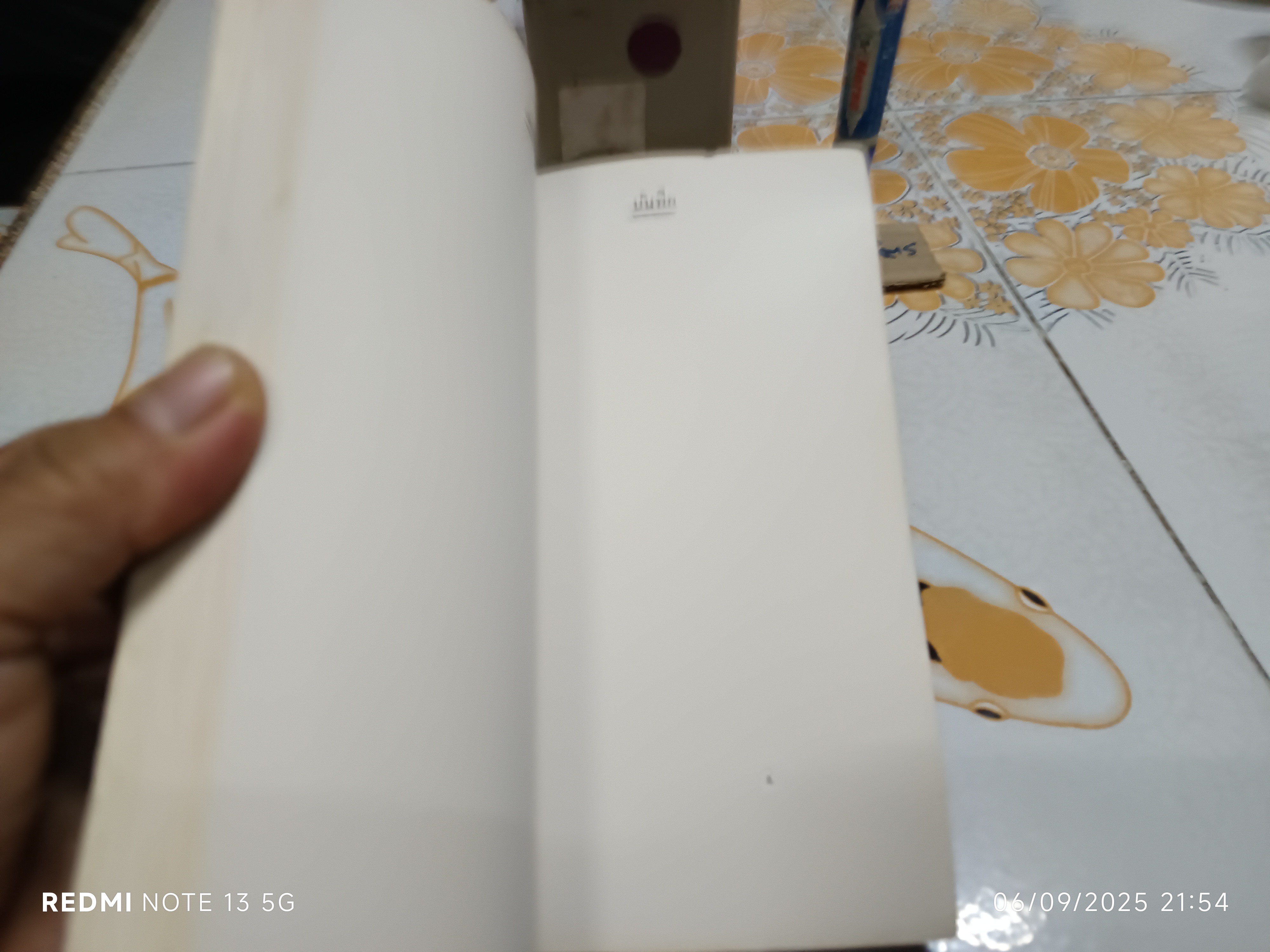 คู่มือการพับผ้าเช็ดมือ โรงเรียนจ่าพลาธิการ พ.ศ. 2499 ซึ่งเป็นคู่มือเกี่ยวกับการพับผ้าขนหนูหรือผ้าเช็ดมือ