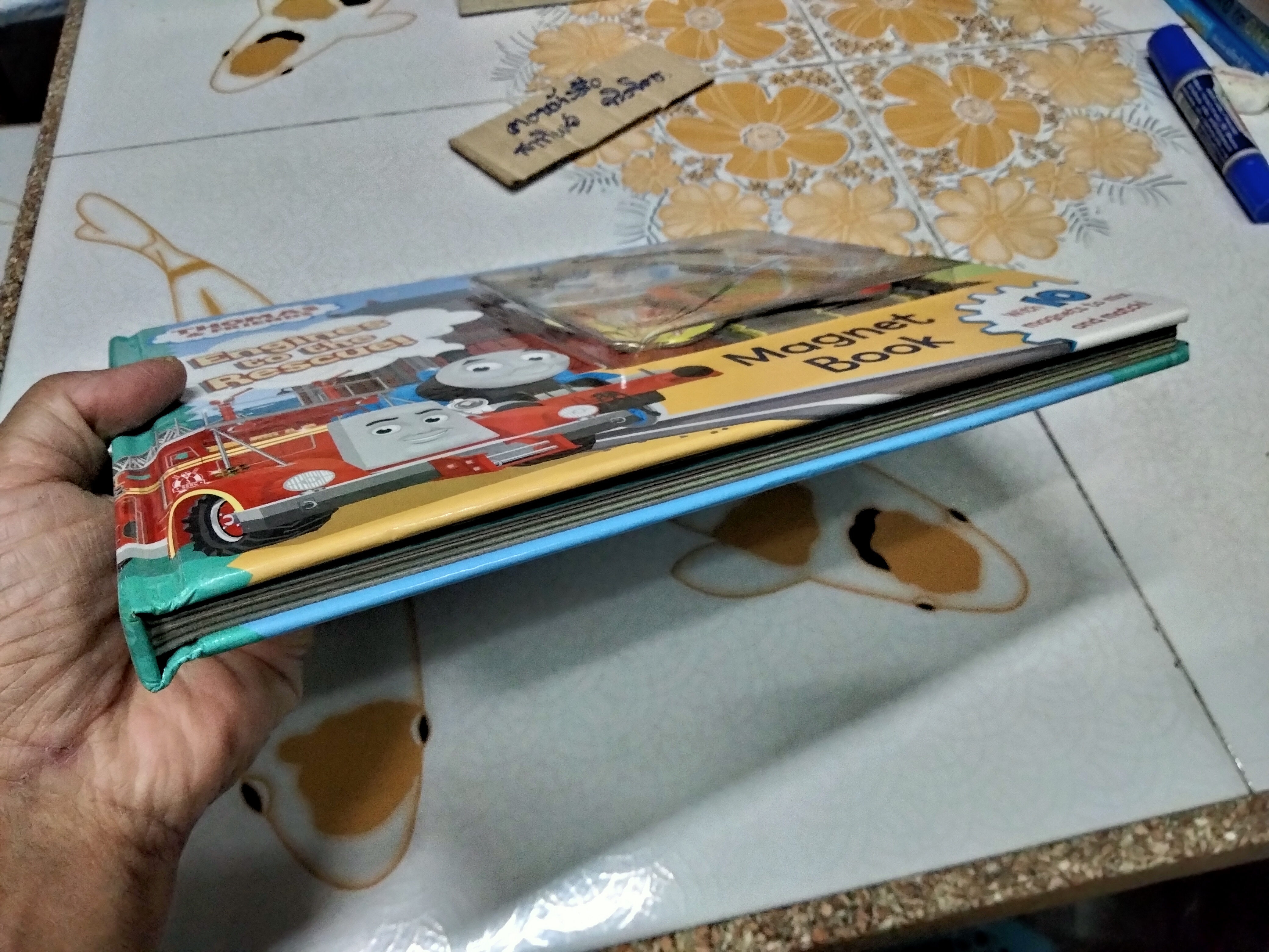 หนังสือโทมัส Thomas and friends - Magnet book ENGINES TO THE RESCUE ! ตัวแม่เหล็กมีแค่ 5 ชิ้น (ครบชุด 10 ชิ้น)