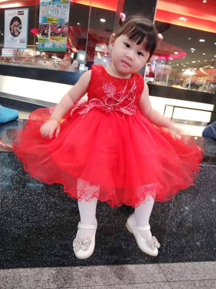 เดรสเด็กสีแดง