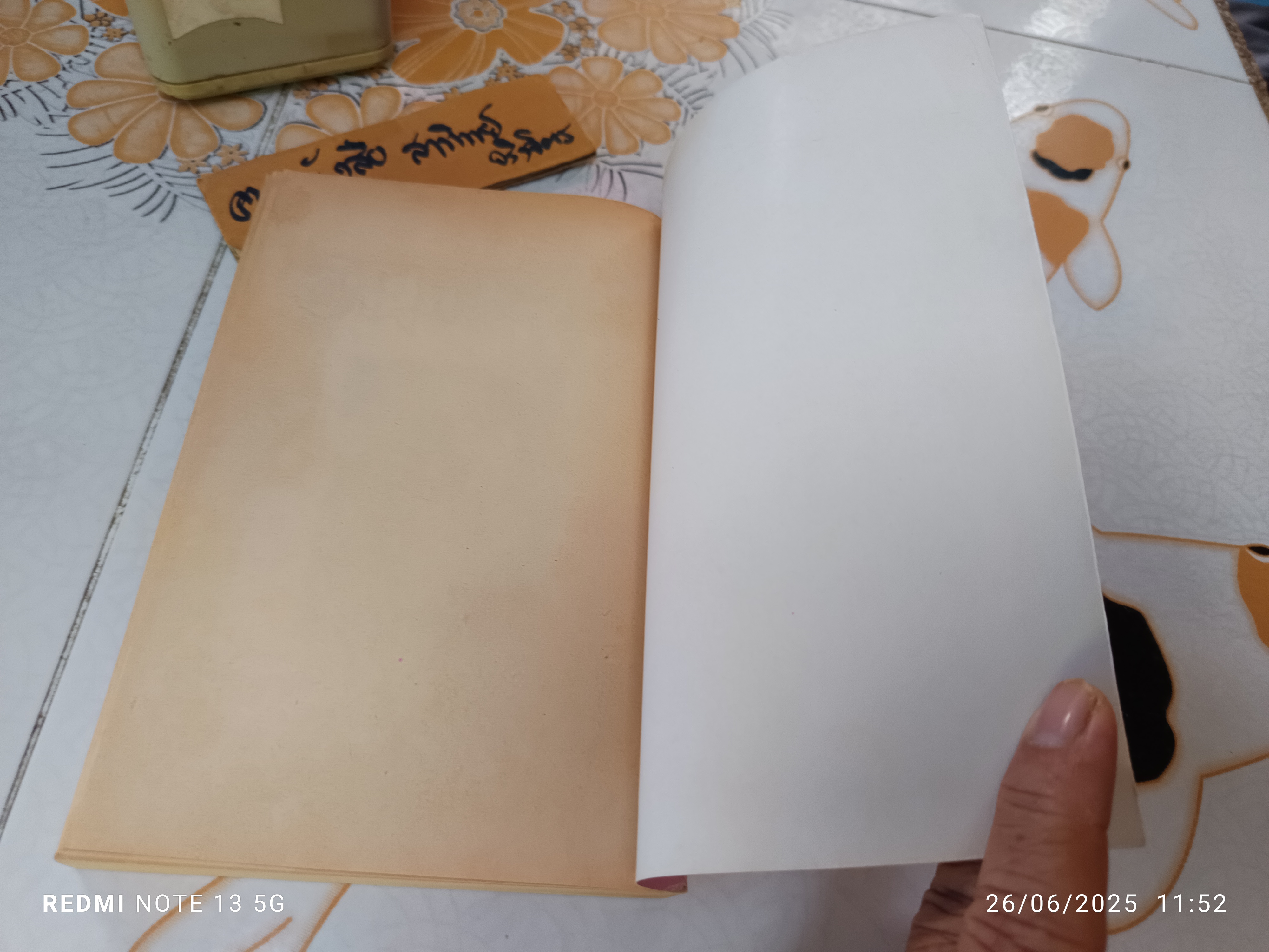 นางยั่วปทุมทอง ไม่ปรากฎชื่อผู้ประพันธ์ แปลโดย นิพนธ์ พรรณราย พิมพ์ครั้งแรก พ.ศ. 2527