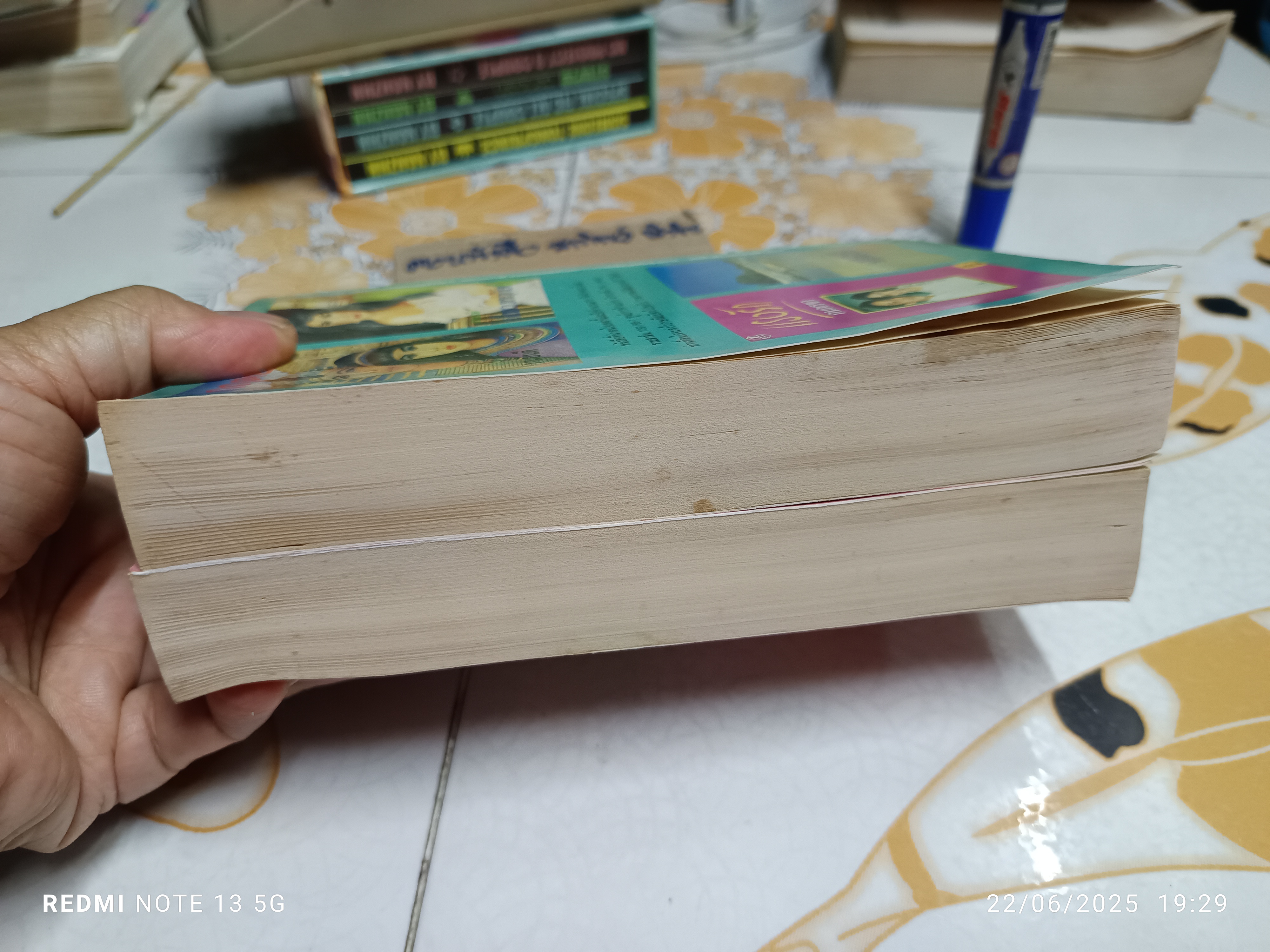 นวนิยาย ร่มฉัตร (2 เล่มจบ) ผลงานของ ทมยันตี สำนักพิมพ์รวมสาส์น พิมพ์ครั้งที่ 4/2534 **หนังสือมีคราบน้ำ