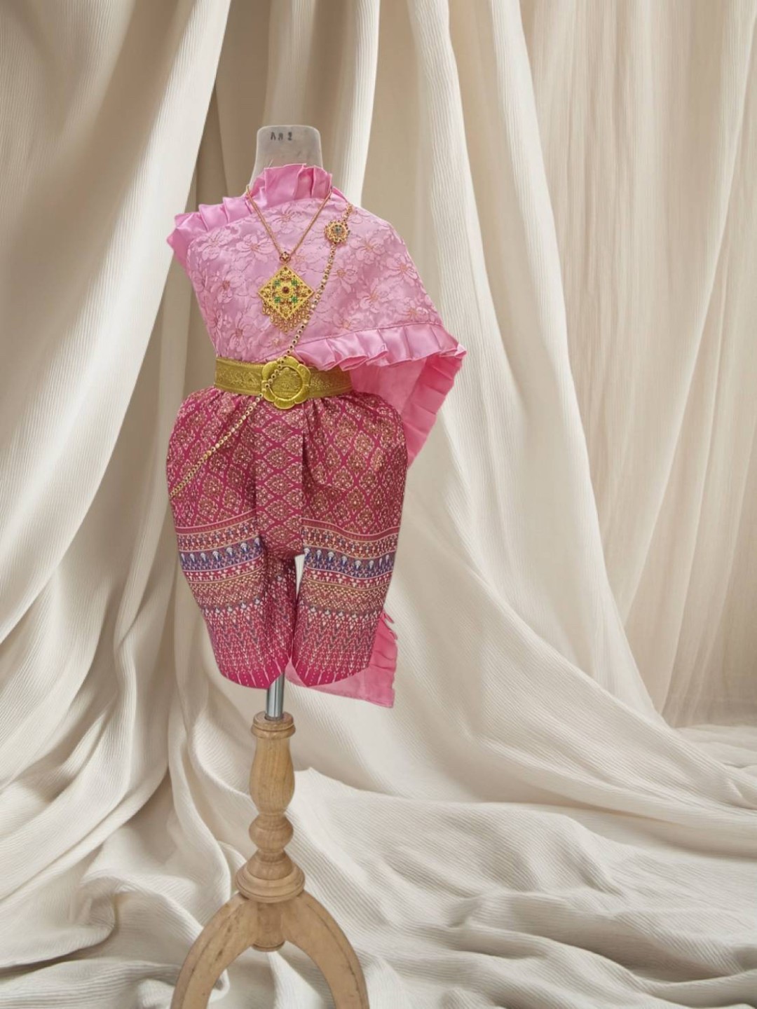 ชุดไทยเด็กหญิงสไบกับโจง พร้อมเข็มขัด สังวาลย์ เข็มกลัด