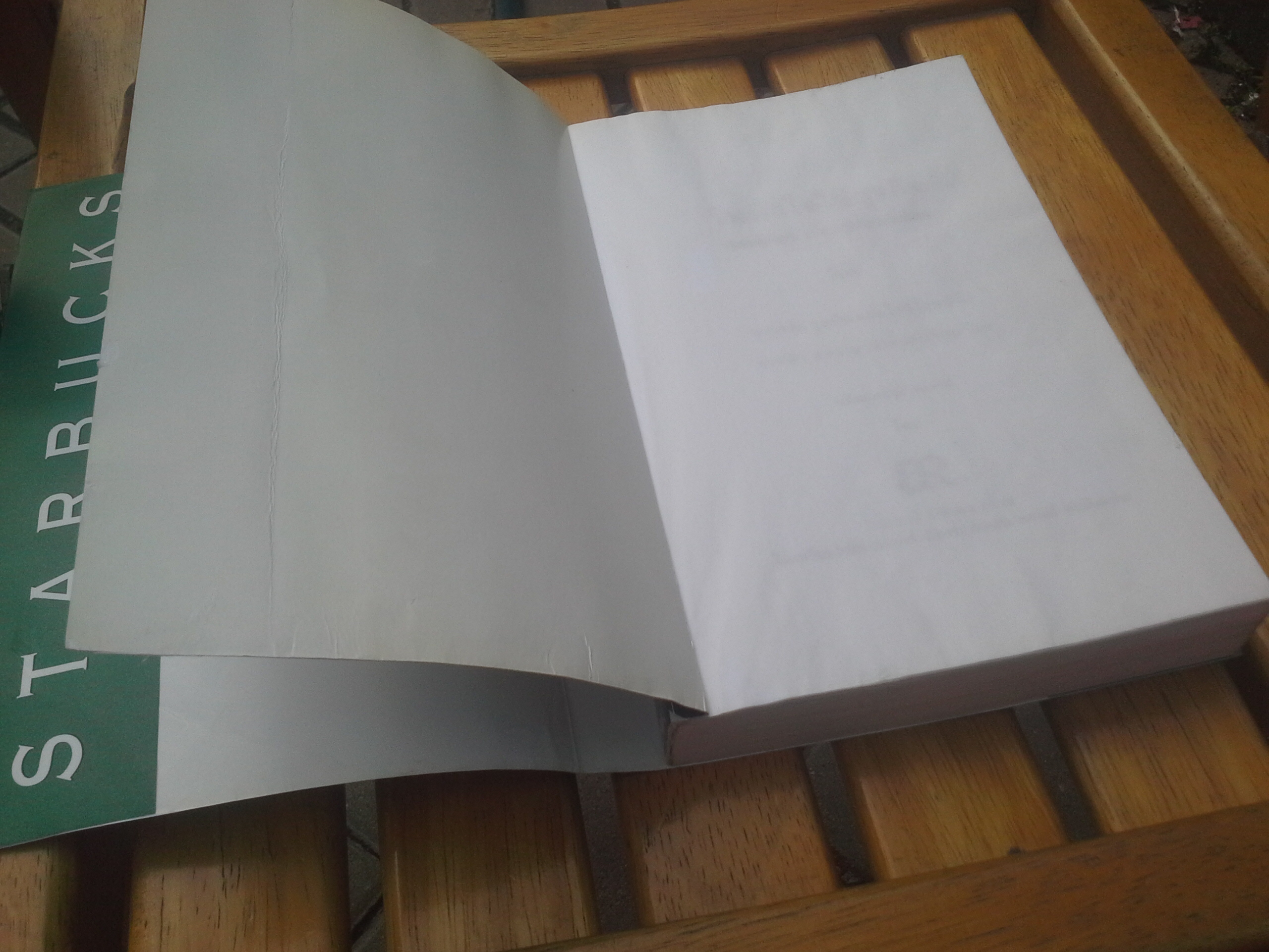 รินหัวใจใส่ธุรกิจ สตาร์บัคส์ : กาแฟบันลือโลก เขียนโดย ฮาวาร์ด ชูลท์ซ และโดริ โจนส์ ยัง / สายฟ้า พลวายุ ..แปล (หนังสือมีรอยโดนน้ำ ตัวเล่มพองเล็กน้อย) **สินค้าหมด**