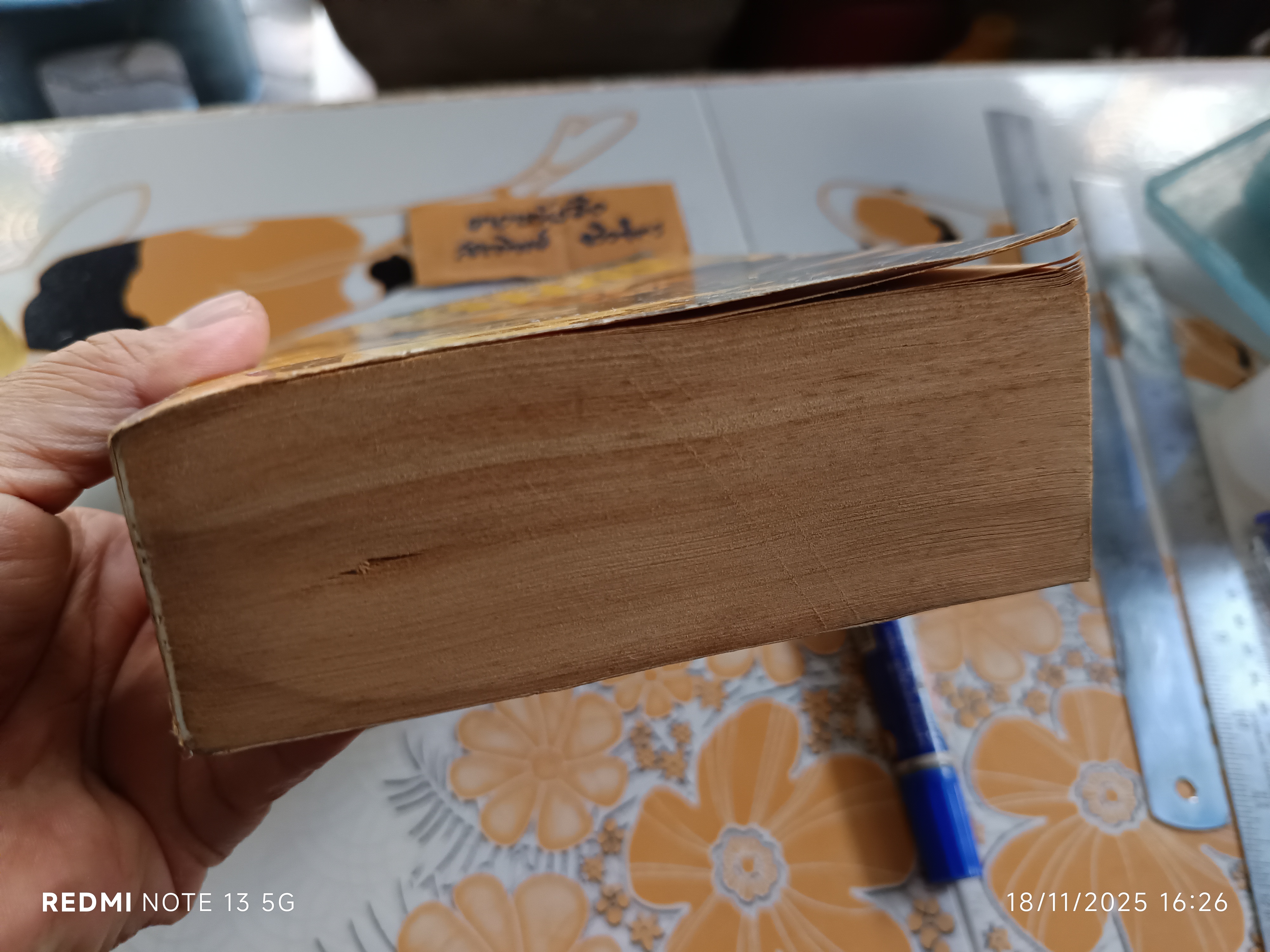 The Giant Book of Science Fiction Stories Edited by Isaac Asimov ,Magpie Books in 1992 (หนังสือมีคราบน้ำ)