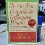 ศิลปะการผูกมิตรและจูงใจคน (How to Win Friends & Influence People) Dale Carnegie เขียน พฤทธิ์ ธนเทพ แปลและเรียบเรียง (มีรอยขีดเส้นใต้ด้วยปากกา) **สินค้าหมด**