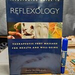 The Complete Illustrated Guide to Reflexology เขียนโดย Inge Dougans