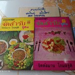 (ขายรวม 2 เล่ม) ตำราอาหารชุด จัดสำรับ เล่มที่ 1-2 (อาหารชุดที่ 1-50) ผลงานของ จิตต์สมาน โกมลฐิติ พิมพ์ครั้งแรก พ.ศ.2519 **สินค้าหมด**