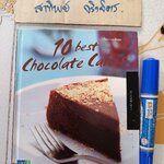 10 best Chocolate Cakes โดย ปริสนา บุญสินสุข พิมพ์ครั้งแรกพ.ศ 2548 (ปกแข็ง) **สินค้าหมด**
