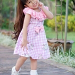 เดรสสาวน้อยน่ารัก แต่งระบายช่วงคอ